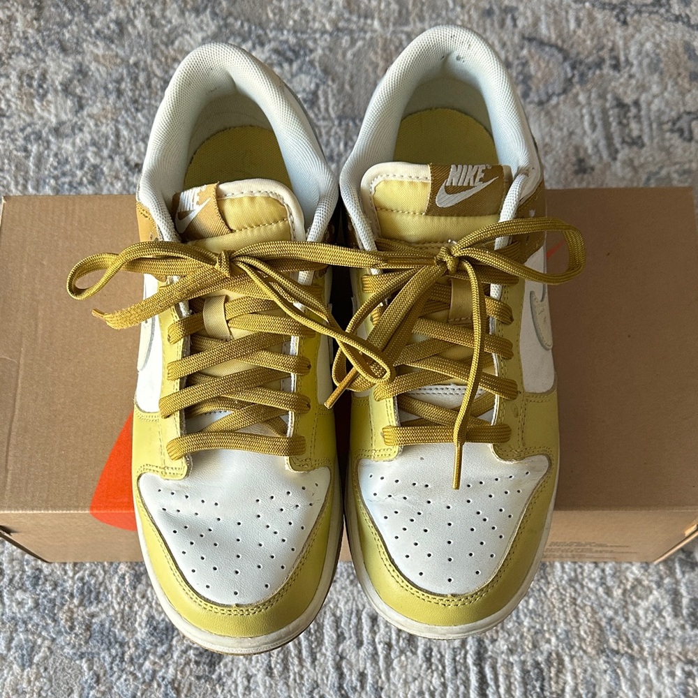 Nike Dunks Low-Top Sneakers in olive green and White size 7.5